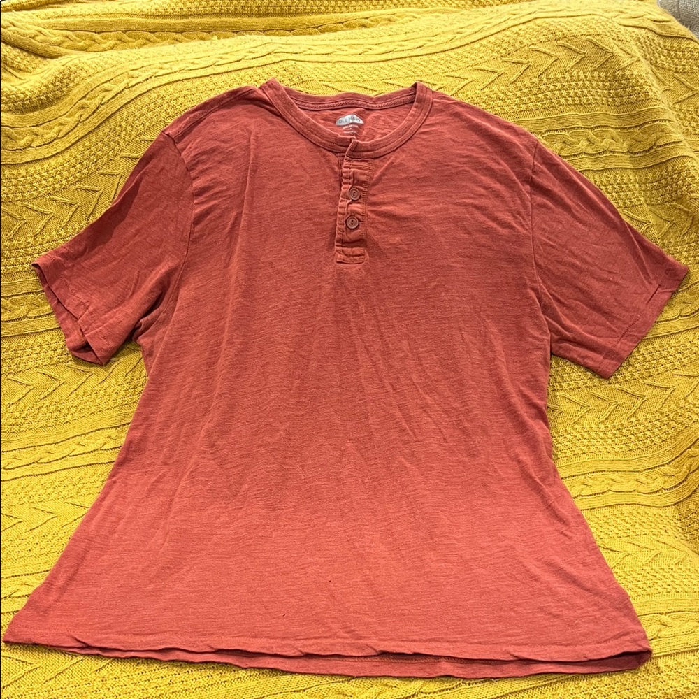 Old Navy Men's Short Sleeve Henley in Rust